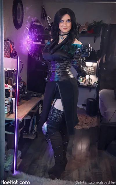 Ashley Barron - Yennefer nude cosplay leaked 220520