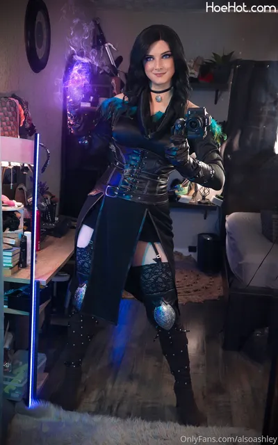 Ashley Barron - Yennefer nude cosplay leaked 220518