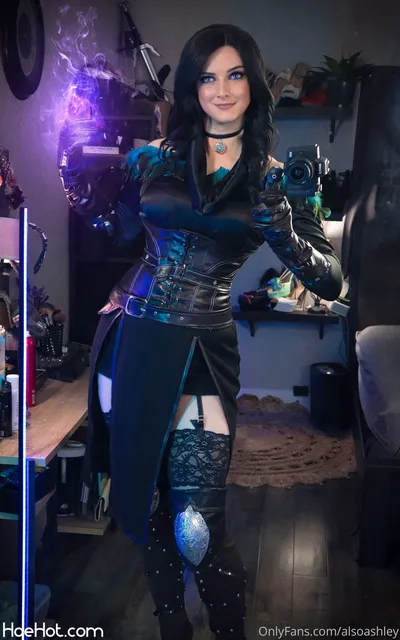 Ashley Barron - Yennefer nude cosplay leaked 220519